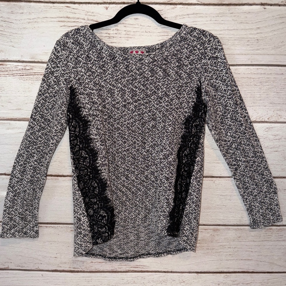 Three Hearts Black and Gray Long Sleeve Top Size Small
Office Church School